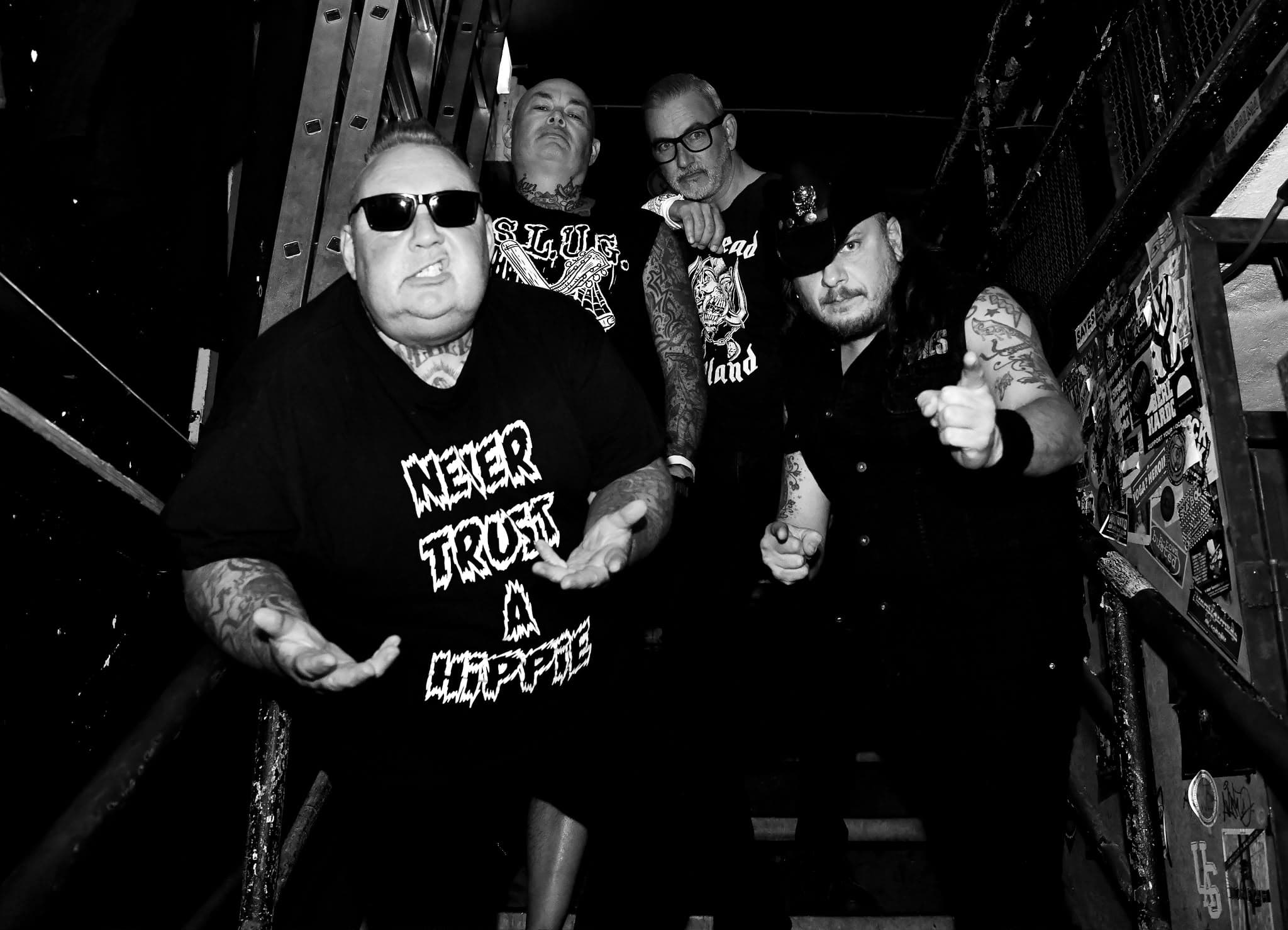 The Bones auf einer Treppe backstage